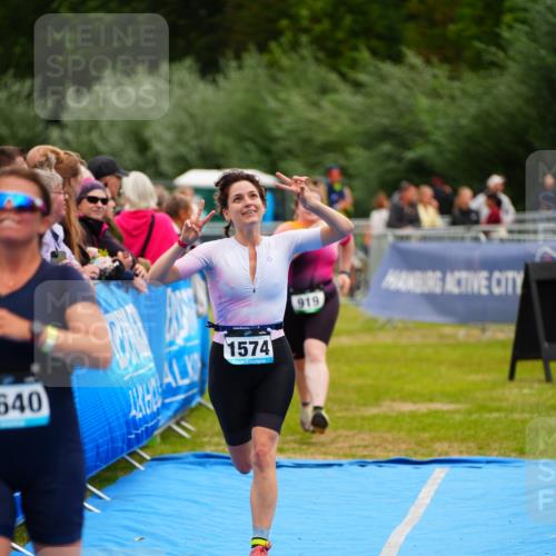 30.08.2026 - Elbe Triathlon Hamburg LAZAROV Photography http://msf.ph/oto/10065033 30.08.2026 12:09:36 Ziel 919, 1561, 1574, 1640 meine-sportfotos.de