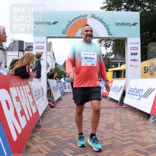 30.08.2026 - Blankeneser Heldenlauf Lena Gebhardt http://msf.ph/oto/10065142 30.08.2026 12:49:43 Ziel 2093, 4245, 4311 meine-sportfotos.de