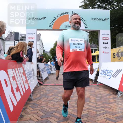 30.08.2026 - Blankeneser Heldenlauf Lena Gebhardt http://msf.ph/oto/10065145 30.08.2026 12:49:44 Ziel 2093, 4245, 4311 meine-sportfotos.de