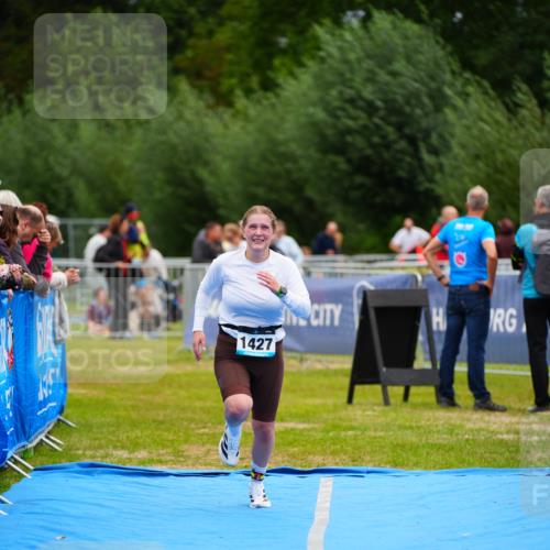 30.08.2026 - Elbe Triathlon Hamburg LAZAROV Photography http://msf.ph/oto/10065149 30.08.2026 12:10:34 Ziel 1427 meine-sportfotos.de