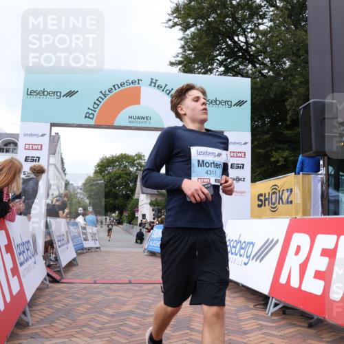 30.08.2026 - Blankeneser Heldenlauf Lena Gebhardt http://msf.ph/oto/10065155 30.08.2026 12:49:46 Ziel 2093, 4245, 4311 meine-sportfotos.de
