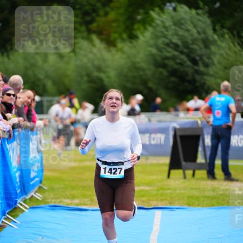30.08.2026 - Elbe Triathlon Hamburg LAZAROV Photography http://msf.ph/oto/10065156 30.08.2026 12:10:35 Ziel 1427 meine-sportfotos.de