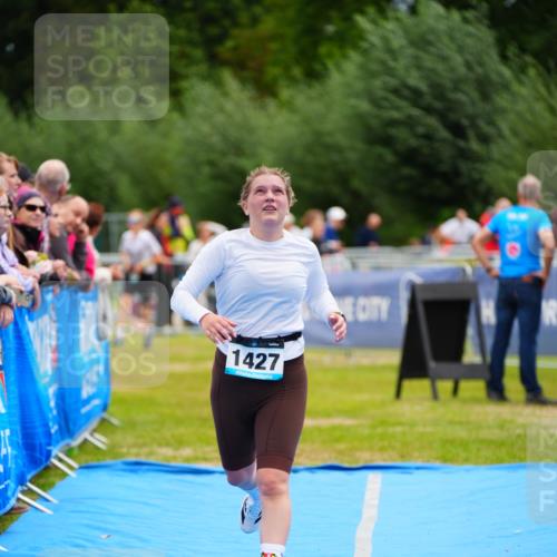 30.08.2026 - Elbe Triathlon Hamburg LAZAROV Photography http://msf.ph/oto/10065157 30.08.2026 12:10:35 Ziel 1427 meine-sportfotos.de