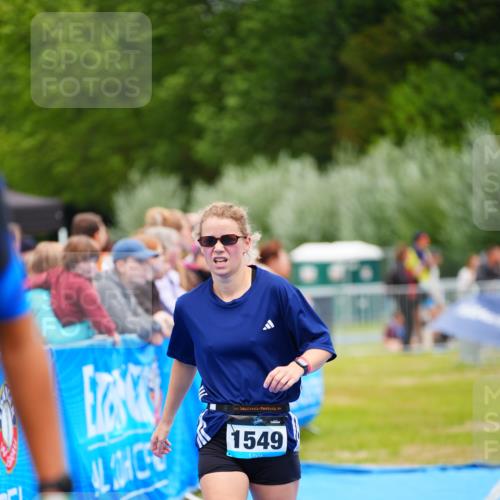 30.08.2026 - Elbe Triathlon Hamburg LAZAROV Photography http://msf.ph/oto/10065215 30.08.2026 12:11:00 Ziel 1549 meine-sportfotos.de