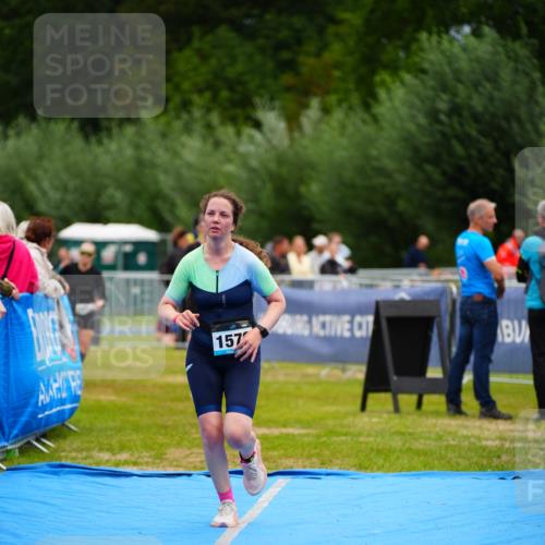 30.08.2026 - Elbe Triathlon Hamburg LAZAROV Photography http://msf.ph/oto/10065218 30.08.2026 12:11:10 Ziel 1534, 1576, 1581 meine-sportfotos.de