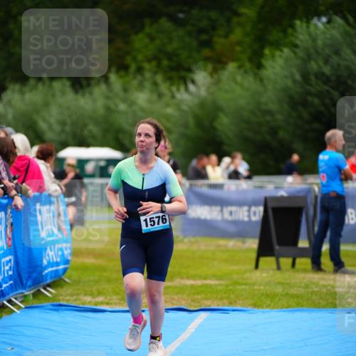 30.08.2026 - Elbe Triathlon Hamburg LAZAROV Photography http://msf.ph/oto/10065219 30.08.2026 12:11:10 Ziel 1534, 1576, 1581 meine-sportfotos.de
