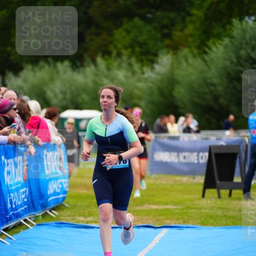 30.08.2026 - Elbe Triathlon Hamburg LAZAROV Photography http://msf.ph/oto/10065221 30.08.2026 12:11:10 Ziel 1534, 1576, 1581 meine-sportfotos.de