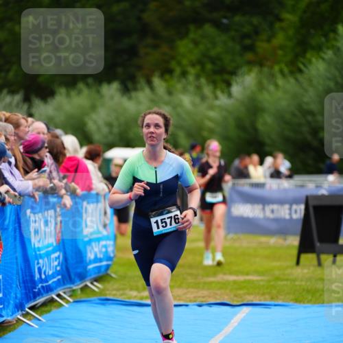30.08.2026 - Elbe Triathlon Hamburg LAZAROV Photography http://msf.ph/oto/10065222 30.08.2026 12:11:11 Ziel 1534, 1576, 1581 meine-sportfotos.de