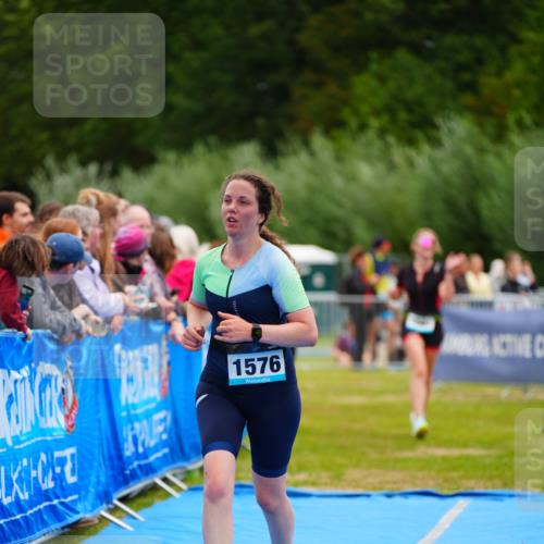 30.08.2026 - Elbe Triathlon Hamburg LAZAROV Photography http://msf.ph/oto/10065225 30.08.2026 12:11:11 Ziel 1534, 1576, 1581 meine-sportfotos.de