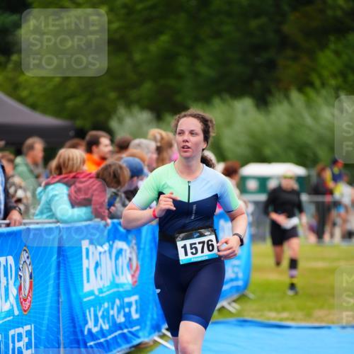 30.08.2026 - Elbe Triathlon Hamburg LAZAROV Photography http://msf.ph/oto/10065227 30.08.2026 12:11:11 Ziel 1534, 1576, 1581 meine-sportfotos.de