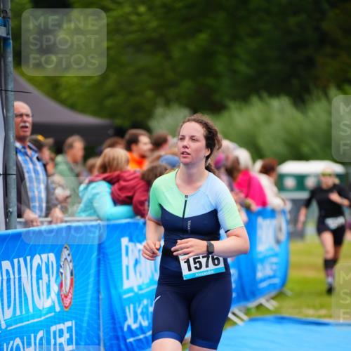 30.08.2026 - Elbe Triathlon Hamburg LAZAROV Photography http://msf.ph/oto/10065229 30.08.2026 12:11:12 Ziel 1534, 1576, 1581 meine-sportfotos.de