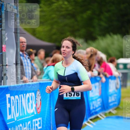 30.08.2026 - Elbe Triathlon Hamburg LAZAROV Photography http://msf.ph/oto/10065230 30.08.2026 12:11:12 Ziel 1534, 1576, 1581 meine-sportfotos.de