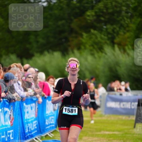 30.08.2026 - Elbe Triathlon Hamburg LAZAROV Photography http://msf.ph/oto/10065247 30.08.2026 12:11:16 Ziel 1534, 1581, 1615 meine-sportfotos.de