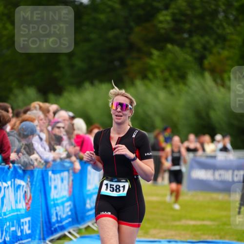 30.08.2026 - Elbe Triathlon Hamburg LAZAROV Photography http://msf.ph/oto/10065250 30.08.2026 12:11:17 Ziel 1534, 1581, 1615 meine-sportfotos.de