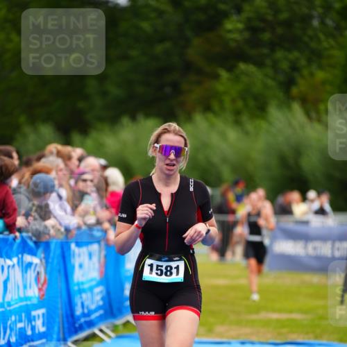 30.08.2026 - Elbe Triathlon Hamburg LAZAROV Photography http://msf.ph/oto/10065251 30.08.2026 12:11:17 Ziel 1534, 1581, 1615 meine-sportfotos.de