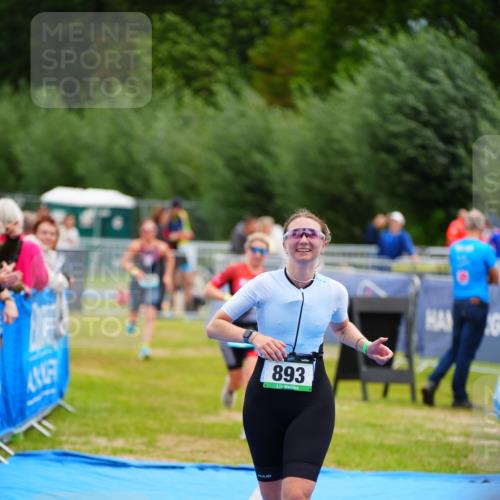 30.08.2026 - Elbe Triathlon Hamburg LAZAROV Photography http://msf.ph/oto/10065301 30.08.2026 12:11:33 Ziel 893, 1654, 1689 meine-sportfotos.de
