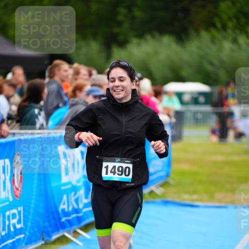 30.08.2026 - Elbe Triathlon Hamburg LAZAROV Photography http://msf.ph/oto/10065363 30.08.2026 12:12:08 Ziel 1490 meine-sportfotos.de