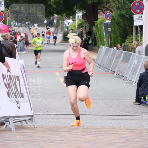 30.08.2026 - Blankeneser Heldenlauf Lena Gebhardt http://msf.ph/oto/10065369 30.08.2026 12:51:28 Ziel 2530 meine-sportfotos.de