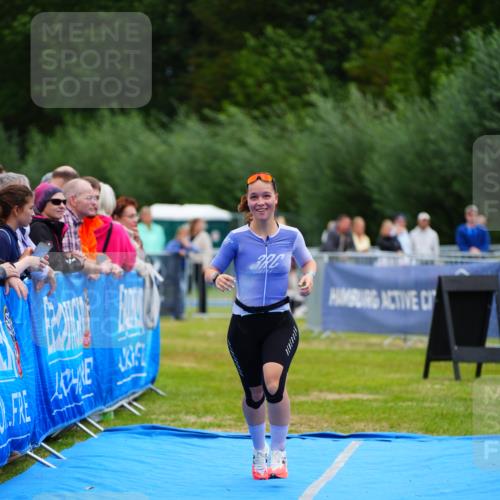 30.08.2026 - Elbe Triathlon Hamburg LAZAROV Photography http://msf.ph/oto/10065390 30.08.2026 12:12:38 Ziel 803 meine-sportfotos.de