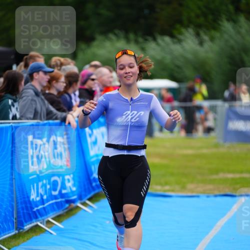 30.08.2026 - Elbe Triathlon Hamburg LAZAROV Photography http://msf.ph/oto/10065398 30.08.2026 12:12:40 Ziel 803 meine-sportfotos.de