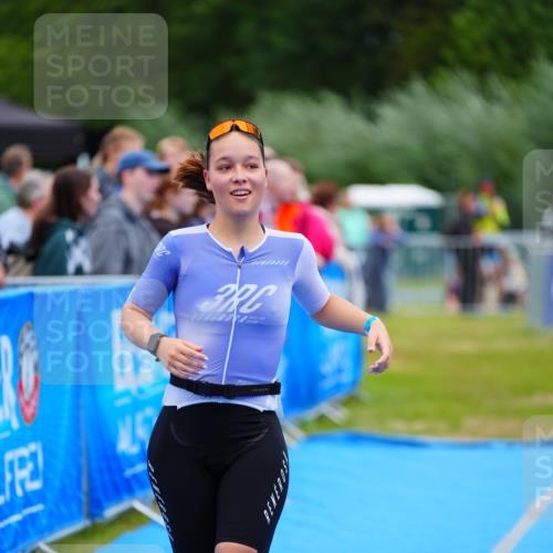 30.08.2026 - Elbe Triathlon Hamburg LAZAROV Photography http://msf.ph/oto/10065404 30.08.2026 12:12:40 Ziel 803 meine-sportfotos.de