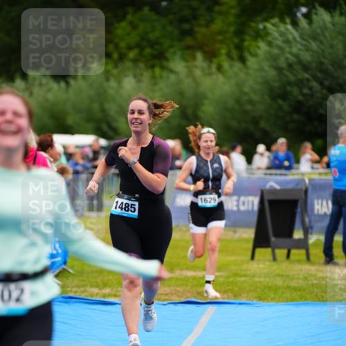 30.08.2026 - Elbe Triathlon Hamburg LAZAROV Photography http://msf.ph/oto/10065611 30.08.2026 12:14:46 Ziel 1485, 1502, 1629 meine-sportfotos.de