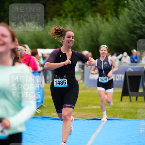 30.08.2026 - Elbe Triathlon Hamburg LAZAROV Photography http://msf.ph/oto/10065614 30.08.2026 12:14:46 Ziel 1485, 1502, 1629 meine-sportfotos.de
