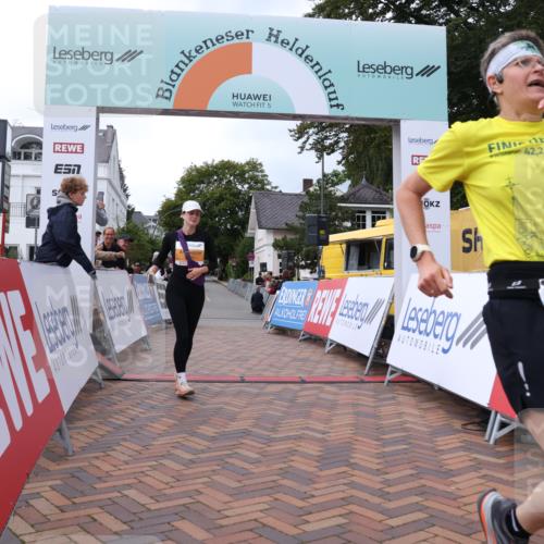 30.08.2026 - Blankeneser Heldenlauf Lena Gebhardt http://msf.ph/oto/10065649 30.08.2026 12:52:57 Ziel 2254, 4392, 4404 meine-sportfotos.de