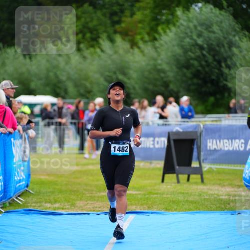 30.08.2026 - Elbe Triathlon Hamburg LAZAROV Photography http://msf.ph/oto/10066042 30.08.2026 12:16:52 Ziel 1482 meine-sportfotos.de