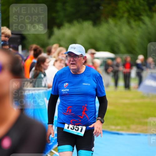30.08.2026 - Elbe Triathlon Hamburg LAZAROV Photography http://msf.ph/oto/10066332 30.08.2026 12:17:56 Ziel 1351, 1553, 1607 meine-sportfotos.de