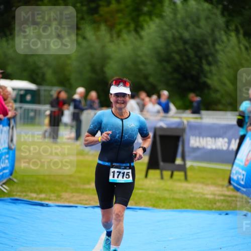 30.08.2026 - Elbe Triathlon Hamburg LAZAROV Photography http://msf.ph/oto/10066359 30.08.2026 12:18:14 Ziel 1715 meine-sportfotos.de