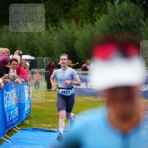 30.08.2026 - Elbe Triathlon Hamburg LAZAROV Photography http://msf.ph/oto/10066388 30.08.2026 12:18:22 Ziel 1521 meine-sportfotos.de