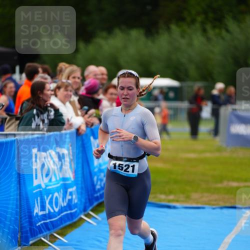 30.08.2026 - Elbe Triathlon Hamburg LAZAROV Photography http://msf.ph/oto/10066395 30.08.2026 12:18:23 Ziel 1521 meine-sportfotos.de