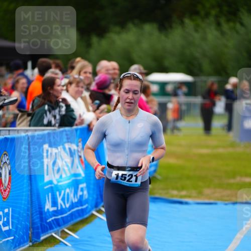 30.08.2026 - Elbe Triathlon Hamburg LAZAROV Photography http://msf.ph/oto/10066398 30.08.2026 12:18:23 Ziel 1521 meine-sportfotos.de