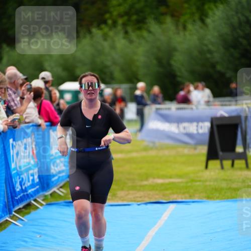 30.08.2026 - Elbe Triathlon Hamburg LAZAROV Photography http://msf.ph/oto/10066532 30.08.2026 12:19:05 Ziel 945, 1690, 1695 meine-sportfotos.de