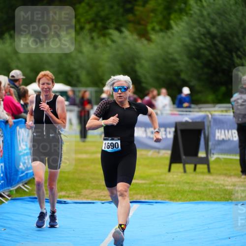 30.08.2026 - Elbe Triathlon Hamburg LAZAROV Photography http://msf.ph/oto/10066559 30.08.2026 12:19:12 Ziel 1690, 1695 meine-sportfotos.de