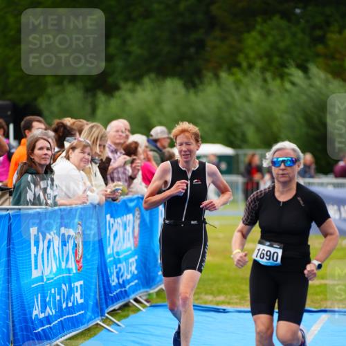 30.08.2026 - Elbe Triathlon Hamburg LAZAROV Photography http://msf.ph/oto/10066561 30.08.2026 12:19:12 Ziel 1690, 1695 meine-sportfotos.de