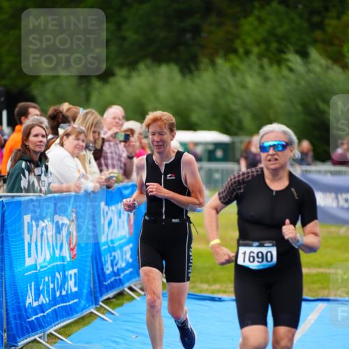30.08.2026 - Elbe Triathlon Hamburg LAZAROV Photography http://msf.ph/oto/10066563 30.08.2026 12:19:13 Ziel 1690, 1695 meine-sportfotos.de