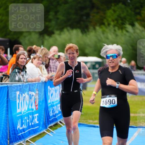 30.08.2026 - Elbe Triathlon Hamburg LAZAROV Photography http://msf.ph/oto/10066565 30.08.2026 12:19:13 Ziel 1690, 1695 meine-sportfotos.de
