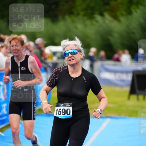 30.08.2026 - Elbe Triathlon Hamburg LAZAROV Photography http://msf.ph/oto/10066566 30.08.2026 12:19:13 Ziel 1690, 1695 meine-sportfotos.de