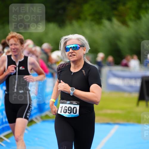 30.08.2026 - Elbe Triathlon Hamburg LAZAROV Photography http://msf.ph/oto/10066568 30.08.2026 12:19:13 Ziel 1690, 1695 meine-sportfotos.de