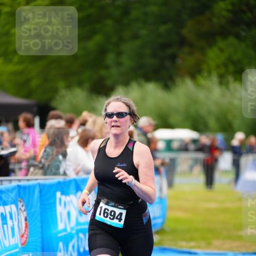 30.08.2026 - Elbe Triathlon Hamburg LAZAROV Photography http://msf.ph/oto/10066712 30.08.2026 12:19:44 Ziel 1694 meine-sportfotos.de
