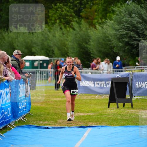 30.08.2026 - Elbe Triathlon Hamburg LAZAROV Photography http://msf.ph/oto/10066719 30.08.2026 12:19:54 Ziel 820 meine-sportfotos.de