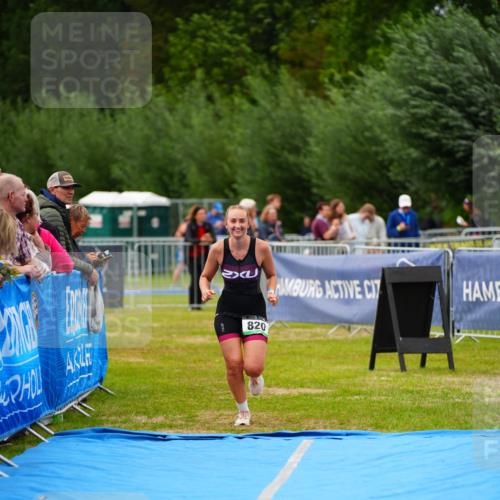 30.08.2026 - Elbe Triathlon Hamburg LAZAROV Photography http://msf.ph/oto/10066720 30.08.2026 12:19:55 Ziel 820 meine-sportfotos.de