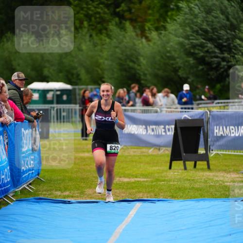 30.08.2026 - Elbe Triathlon Hamburg LAZAROV Photography http://msf.ph/oto/10066721 30.08.2026 12:19:55 Ziel 820 meine-sportfotos.de