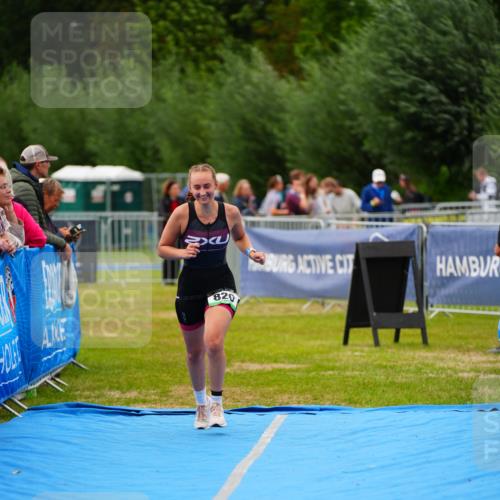 30.08.2026 - Elbe Triathlon Hamburg LAZAROV Photography http://msf.ph/oto/10066724 30.08.2026 12:19:55 Ziel 820 meine-sportfotos.de