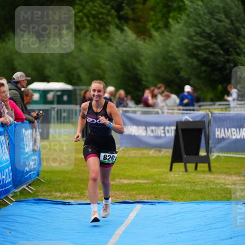 30.08.2026 - Elbe Triathlon Hamburg LAZAROV Photography http://msf.ph/oto/10066726 30.08.2026 12:19:56 Ziel 820 meine-sportfotos.de