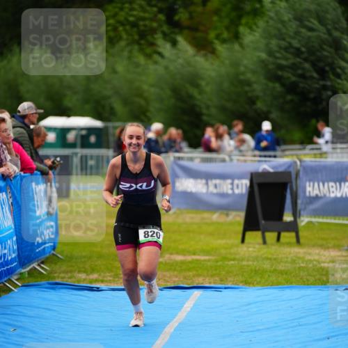 30.08.2026 - Elbe Triathlon Hamburg LAZAROV Photography http://msf.ph/oto/10066728 30.08.2026 12:19:56 Ziel 820 meine-sportfotos.de