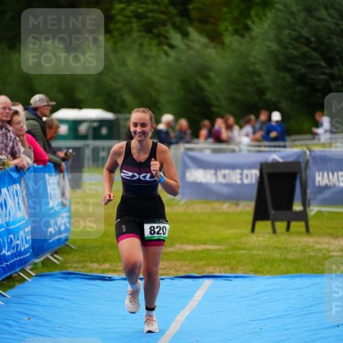 30.08.2026 - Elbe Triathlon Hamburg LAZAROV Photography http://msf.ph/oto/10066731 30.08.2026 12:19:56 Ziel 820 meine-sportfotos.de