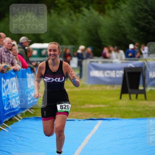 30.08.2026 - Elbe Triathlon Hamburg LAZAROV Photography http://msf.ph/oto/10066738 30.08.2026 12:19:57 Ziel 820 meine-sportfotos.de